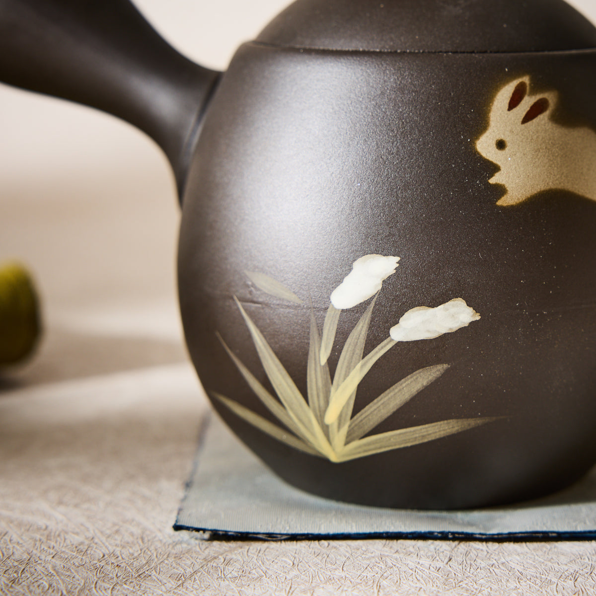 Tokoname Ware Tsukimi Rabbit Teapot