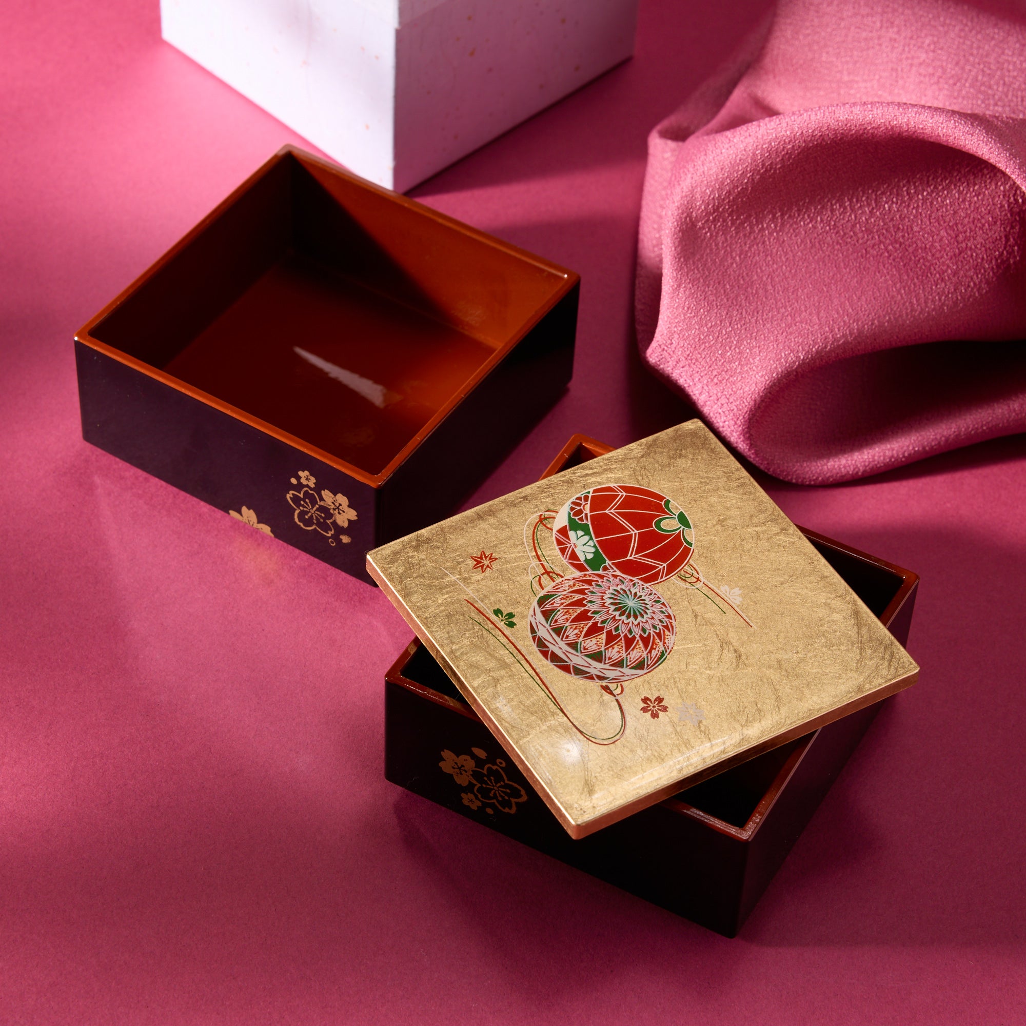 Two-tiered Gold Leaf Yamanaka Lacquerware Box